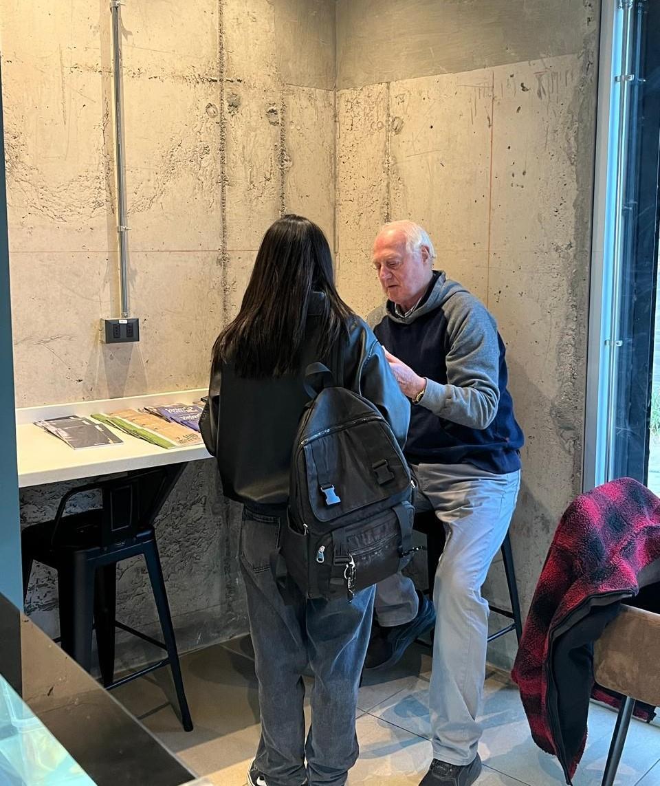 Muestra de arte y ambiente en Uno Café