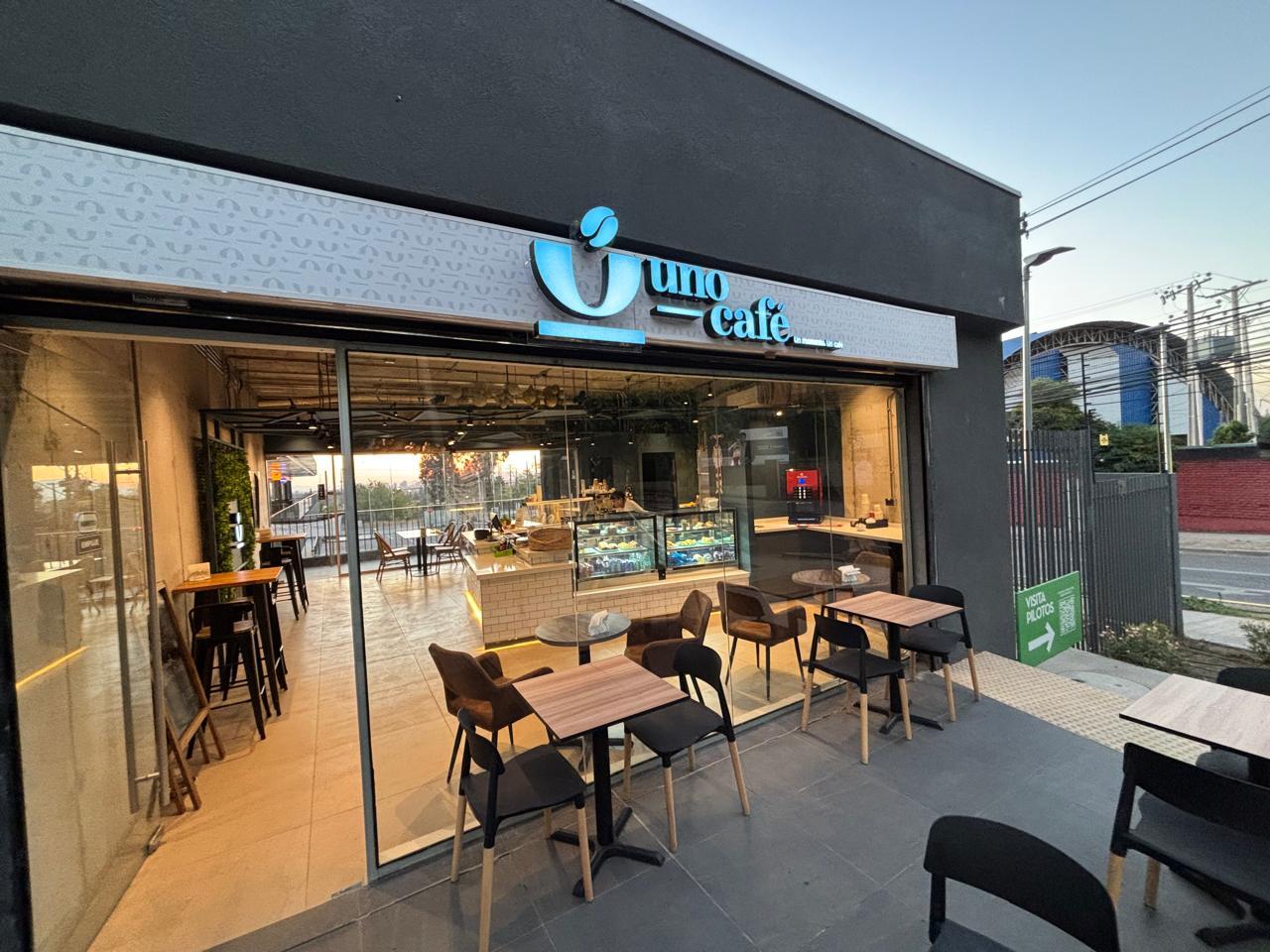 Fachada y terraza exterior al pie de la cordillera de Uno Café