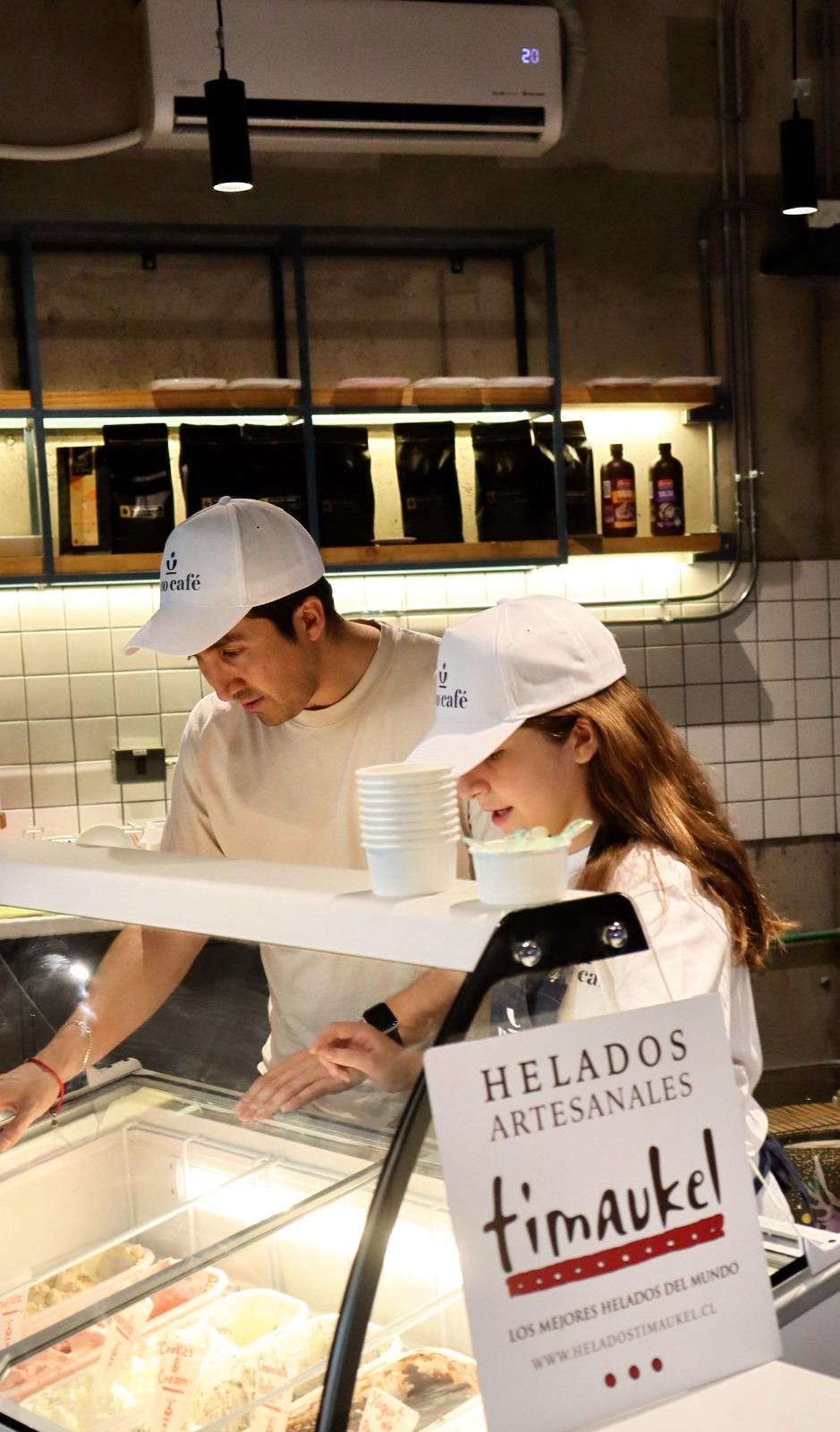 Equipo de Uno Café sirviendo helados artesanales en la vitrina
